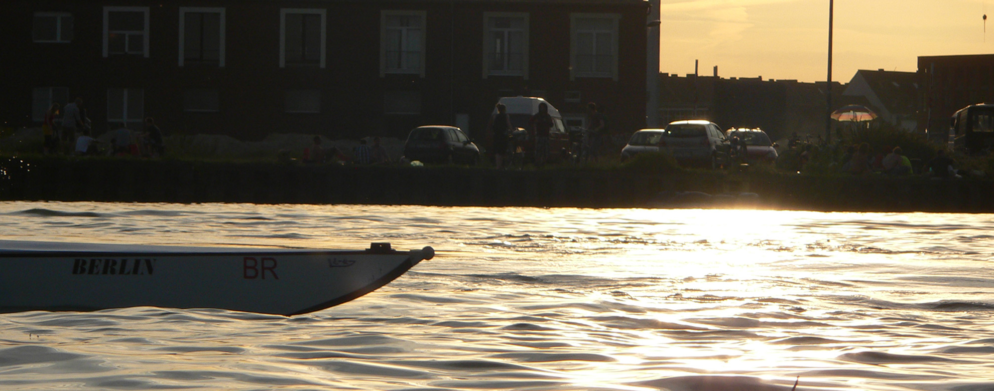 Ruderboot auf einem Kanal im Sonnenuntergang